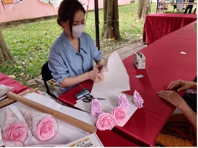 活動現場辦理寵物飾品手作攤位，讓飼主與毛孩一同體驗週末假日午後時光。
