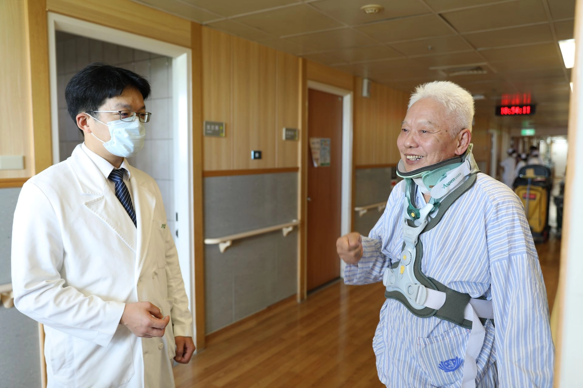 終於可以正常邁步平穩的走路，陳先生住院期間有空即下床練走，讓洪主任看看他可以走得好，不再跛腳。即將出院返家的陳先生（右），即使再談起過去的病苦，也是歡喜輕鬆的神情。