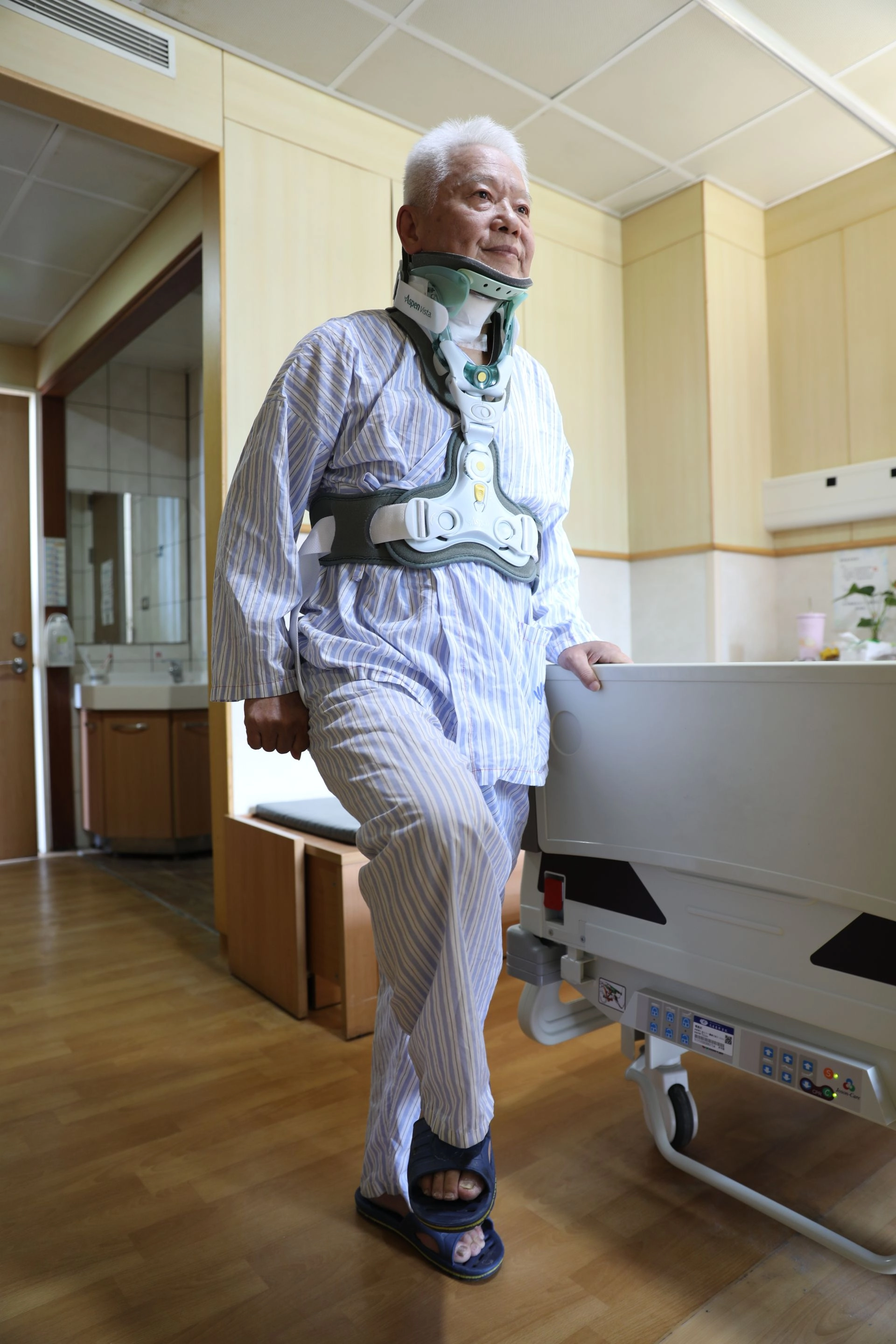 陳先生原本高位頸椎後縱韌帶骨化壓迫神經無法抬起的右腳，經脊椎微創融合手治療，第二天即恢復正常。