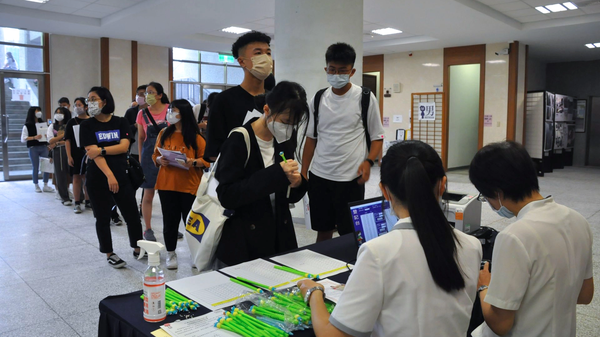 學生陸續排隊報到。
