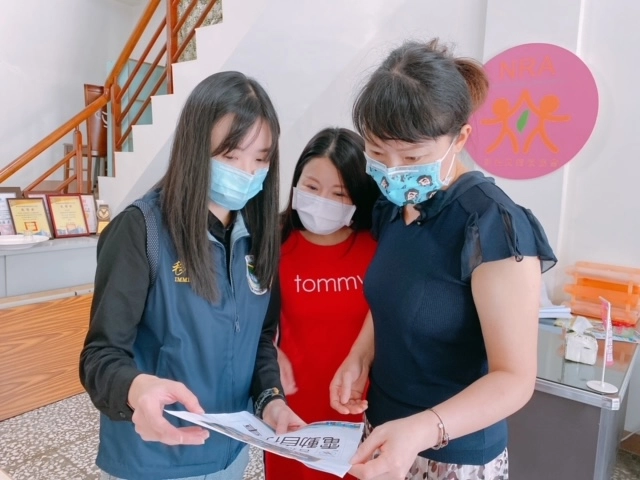 宜蘭縣服務站主任簡玉屏向新住民姊妹宣導並說明電動自行車新上路之相關規定。