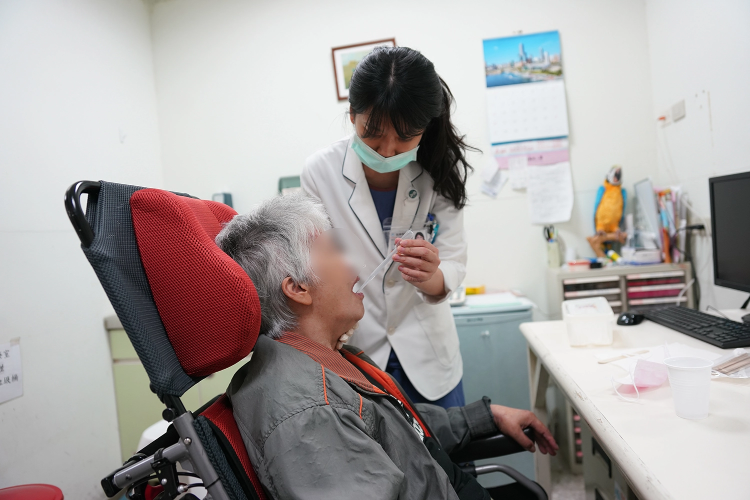 語言治療師林佳瑜藉由控制經口的水量，讓病人可以安全的由口喝水。