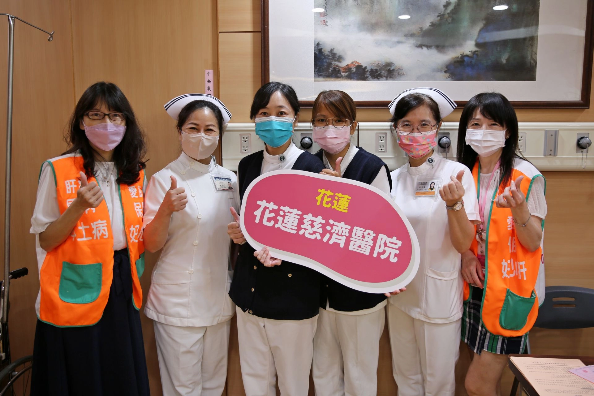現場有個案管理師做衛教，還有護理部同仁發放素食小卡，讓前來進行腹部檢查的民眾能更加瞭解自己的身體，用正確的觀念保養沉默的肝臟。