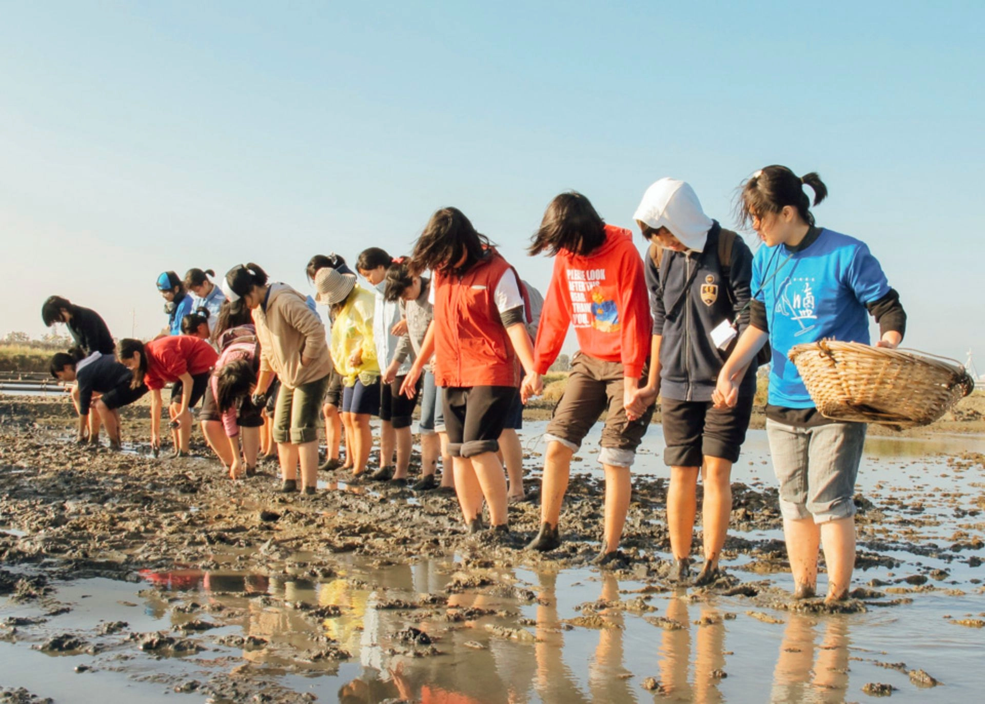 嘉義布袋壯遊點—青年在鹽田踩漿混土，為曬鹽做準備