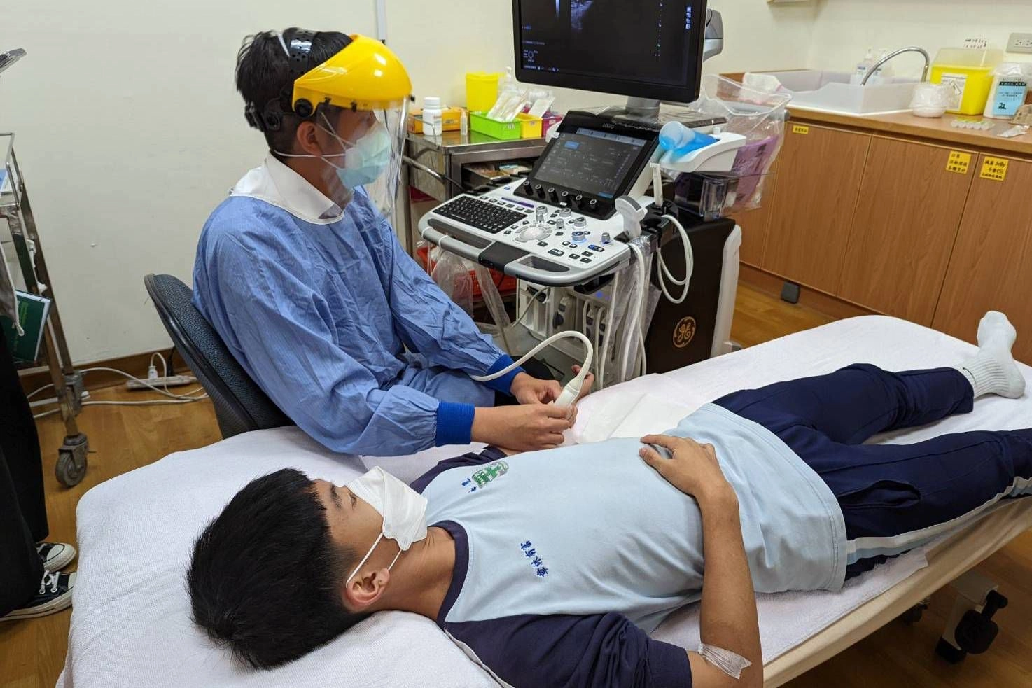 花蓮慈院復健科葉映庭醫師，為海星高中卡巴迪男組隊長章林有富做超音波導引介入性治療。