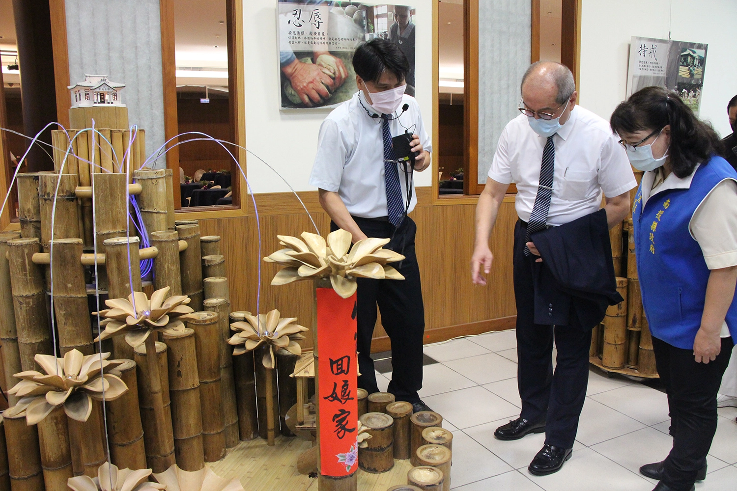 慈濟師兄向貴賓介紹南投竹子可製作多樣竹藝品。