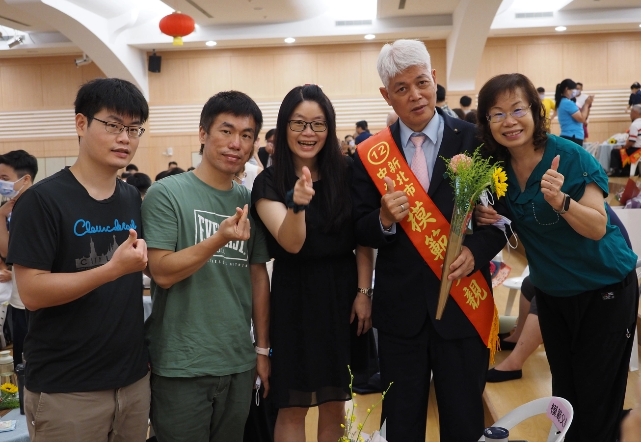 黃秋霖(右二)，兒女輪流為爸爸奉茶。兒子黃軍翰(左二)表示：「爸爸是他的楷模是很好的學習榜樣。」