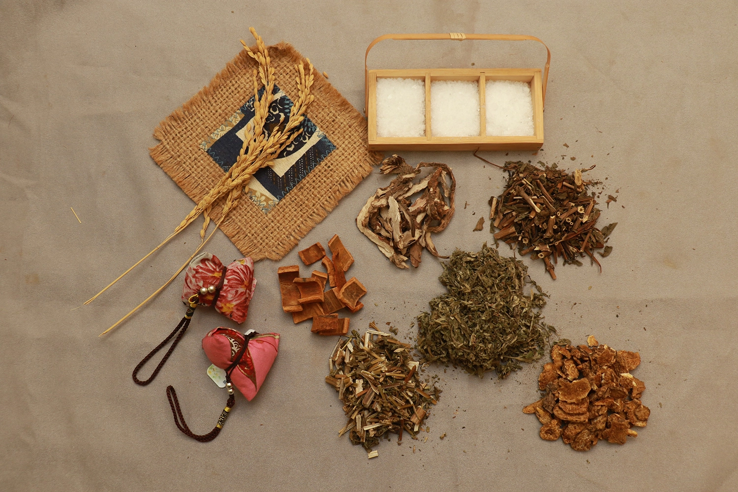 可將石菖蒲、艾葉…等藥材研磨成粉製成香囊隨身攜帶，就像是帶著一個作用非凡的「空氣淨化器」，既應景又能防疫。
