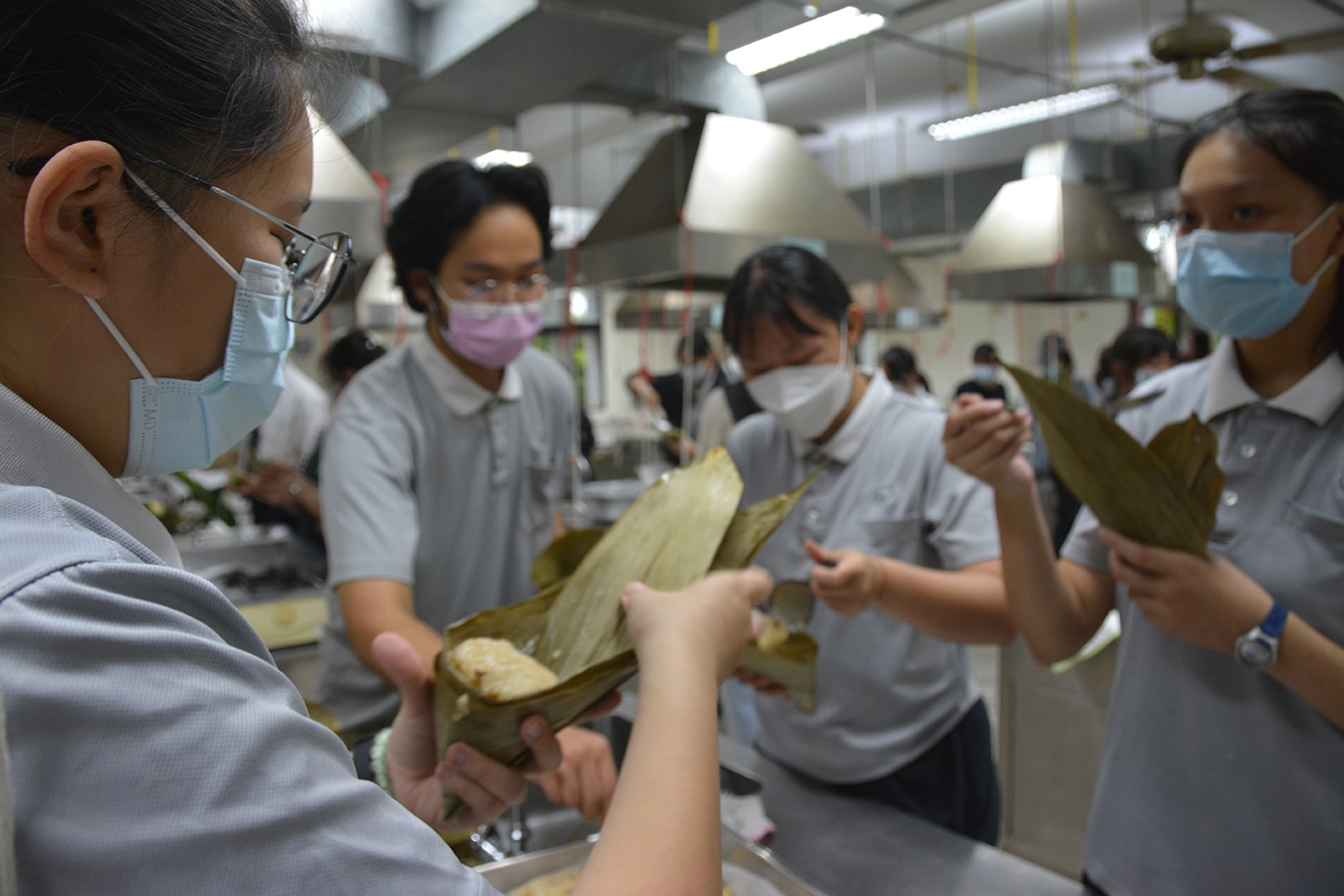 外籍生首次嘗試包粽子，餡料滿到粽葉都闔不起來。
