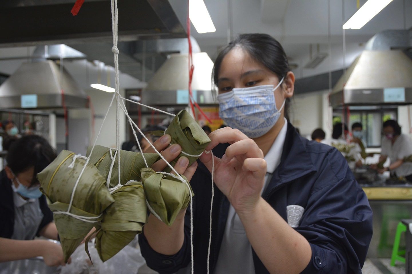外籍生包的粽子，比台灣粽尺寸幾乎大上一倍。