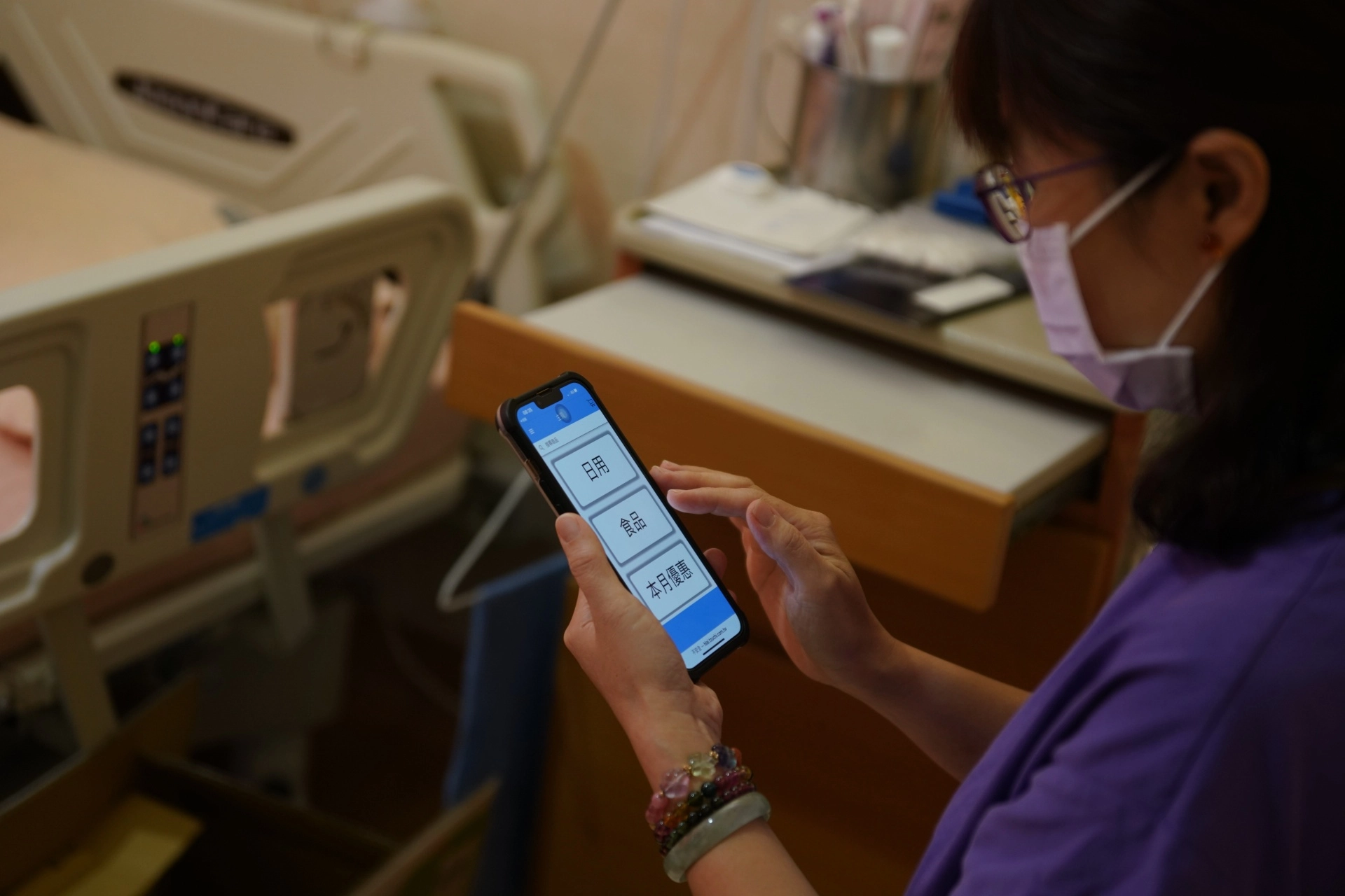 病人家屬在病房裡即可輕鬆上「花慈安心GO」APP購物。