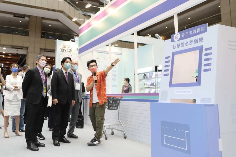副總統賴清德（中）、文化部長李永得（左）等一同參觀「讀字公民」展區。