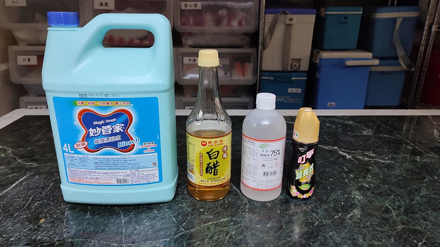 家庭常用稀釋漂白水、酒精、醋酸、橙油等溶液，以擦拭及塗抹方式在地板、家俱表面上可殺死禽螨。