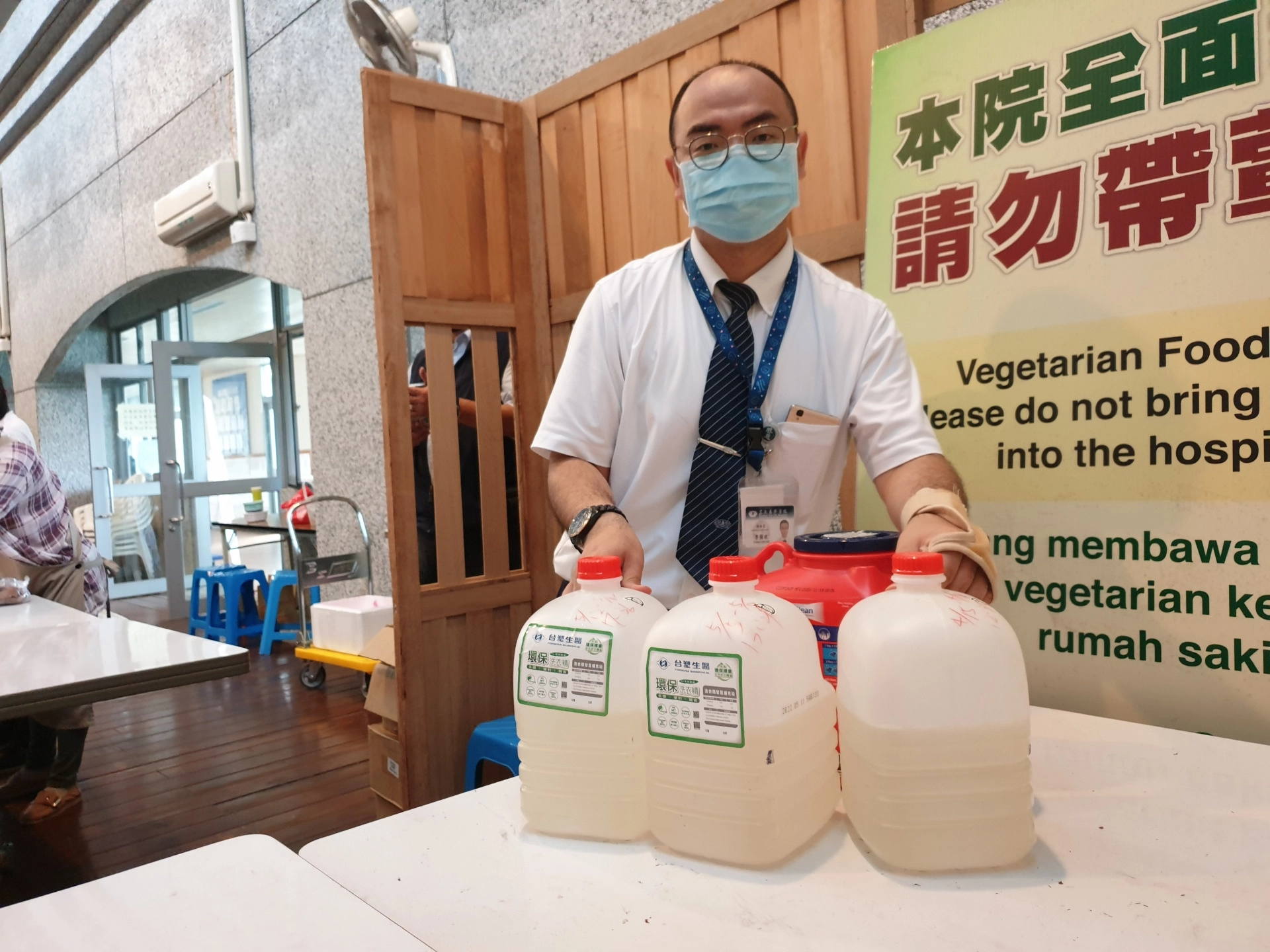 李先生表示，以後自己帶空桶來買，就可以減少使用塑膠桶