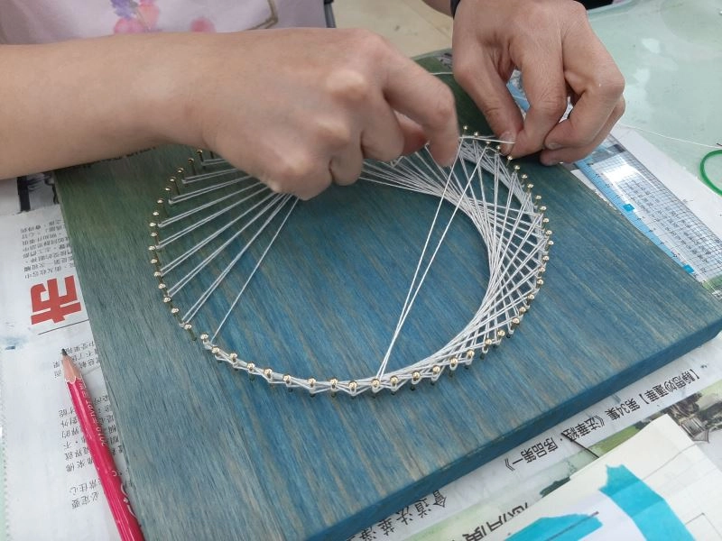 String_Art釘板創作_透過繞線產生幾何圖案。