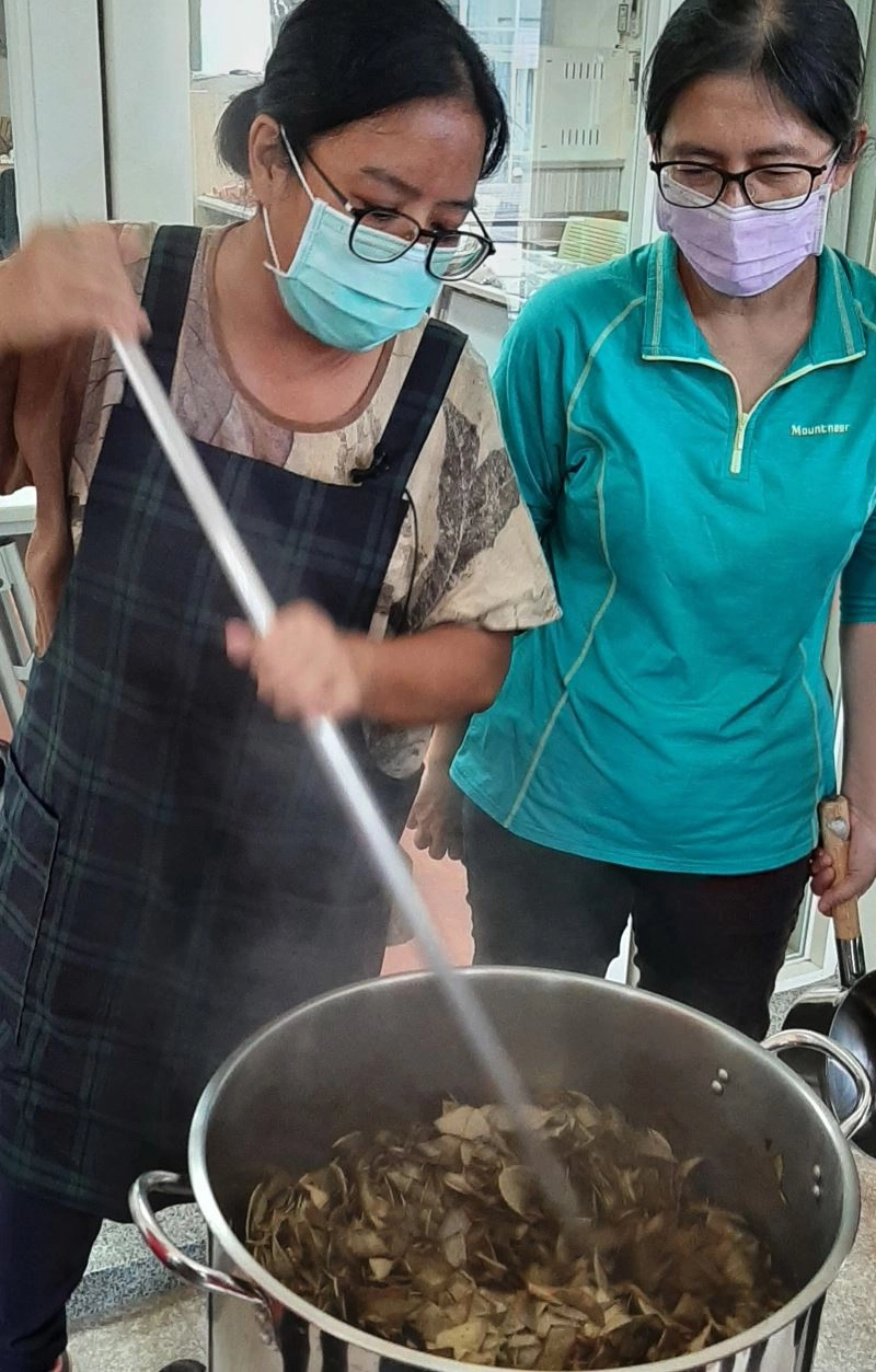 張學敏老師指導福木染液萃取方法。