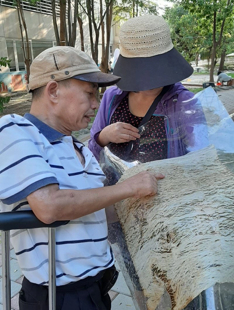 李永謨老師講解樹皮捶打延展技巧。