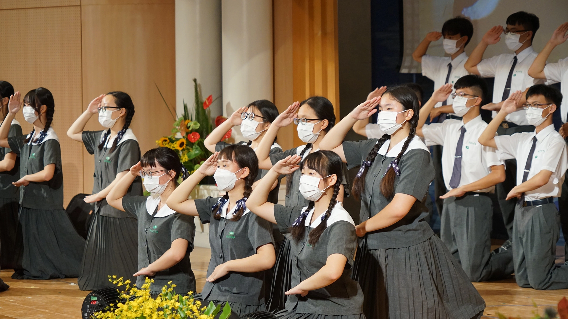畢業生練習手語，表演「跪羊圖」禮敬師長表達感恩之情。
