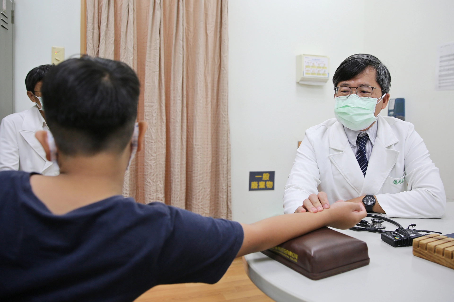八歲的小明(化名)經花蓮慈濟醫院中醫兒科主任楊成湛，三次的中藥搭配針灸雙管齊下的治療後，症狀明顯改善。