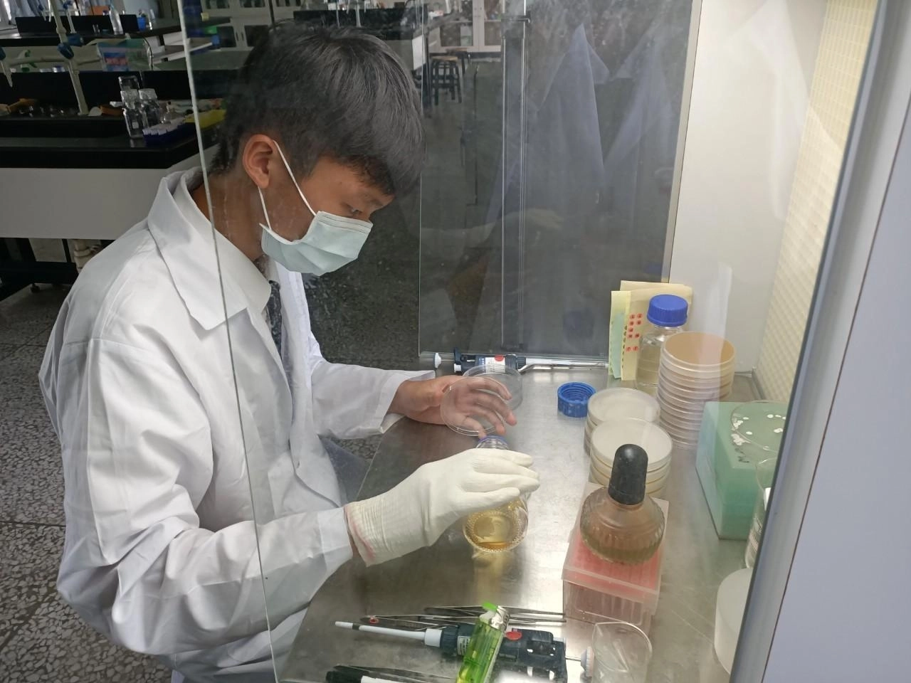 學校老師的教育熱忱，極盡所能的協助指導學生。