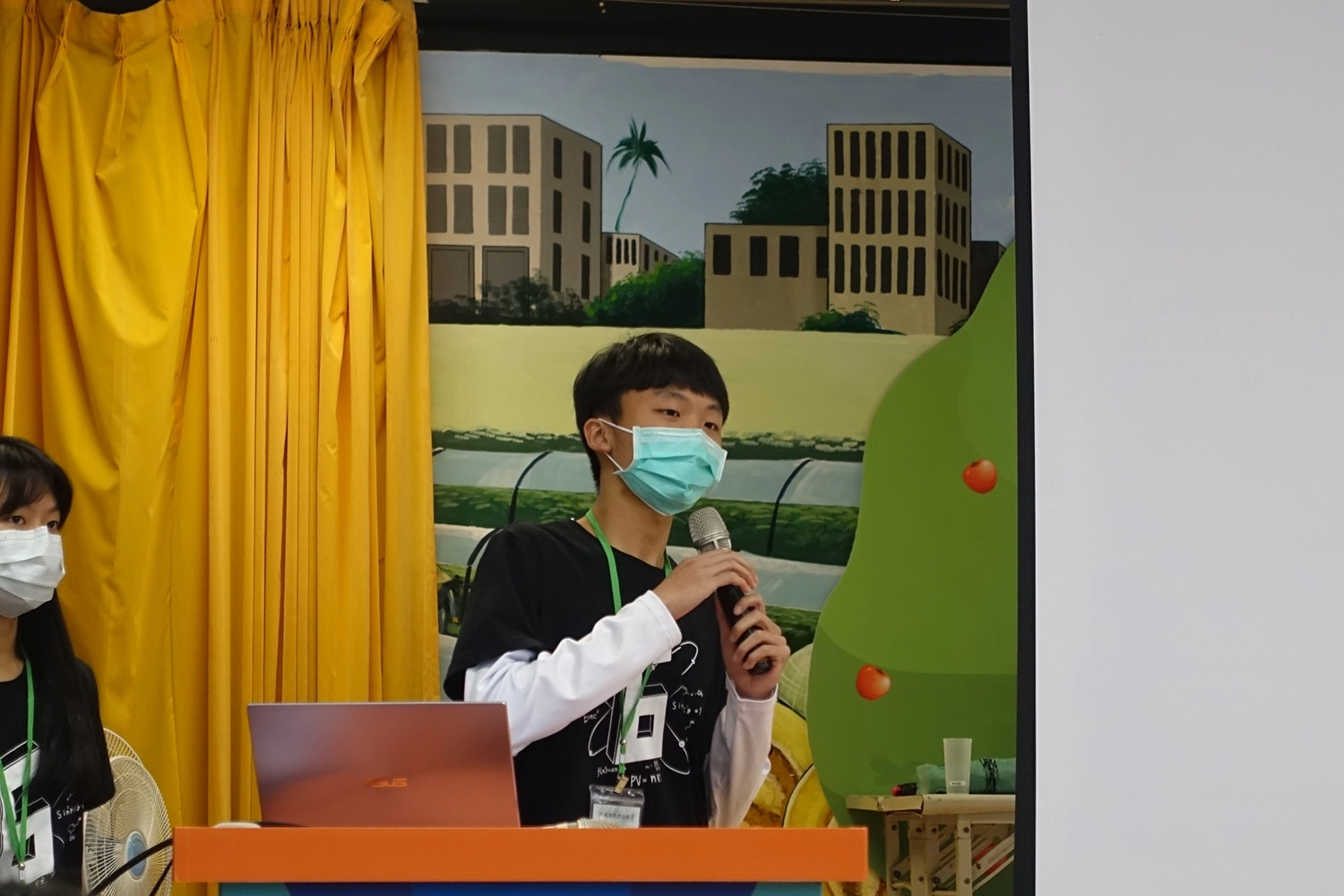 高二全班規畫辦理偏鄉樹林國小營隊活動學習溝通協調能力。
