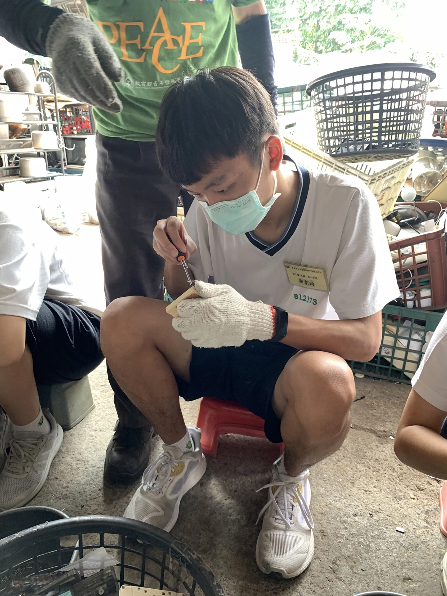 慈濟教育教導孩子環保、行善、行孝，用生命影響生命，期許同學們能自我承擔、傳承愛。