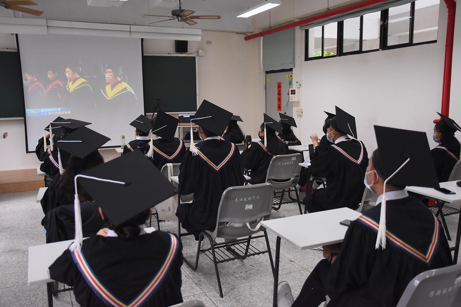 菲律賓籍畢業生特地身穿畢業服，全班一起觀看畢典直播。