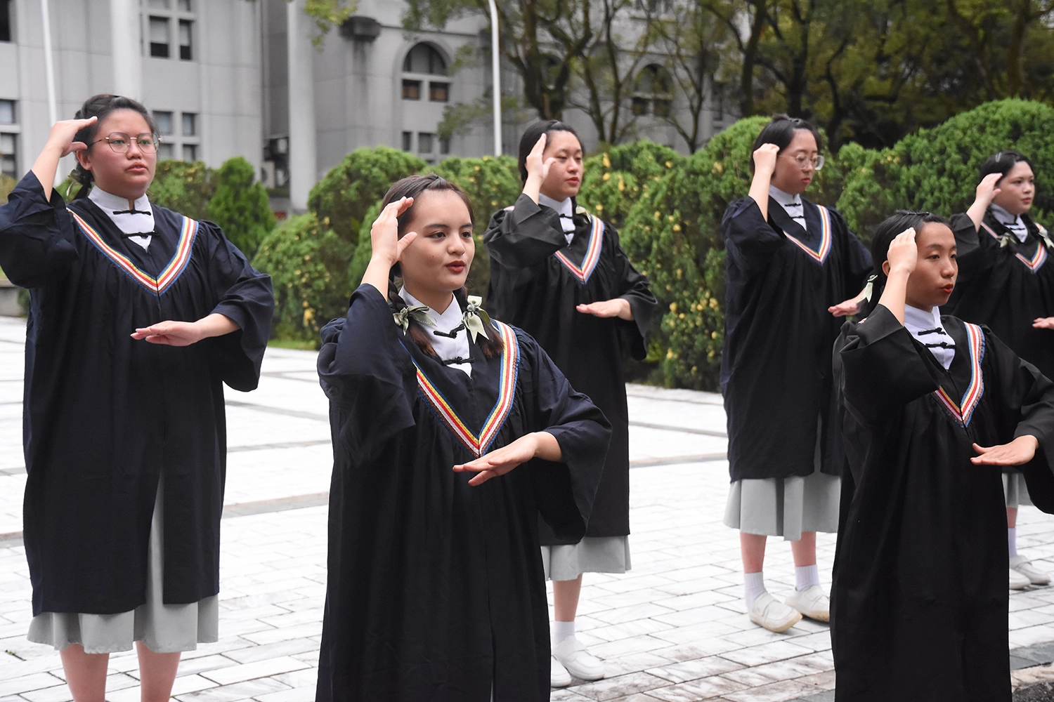 學生專心演繹手語，確保每個動作一致，不錯過任何小細節。