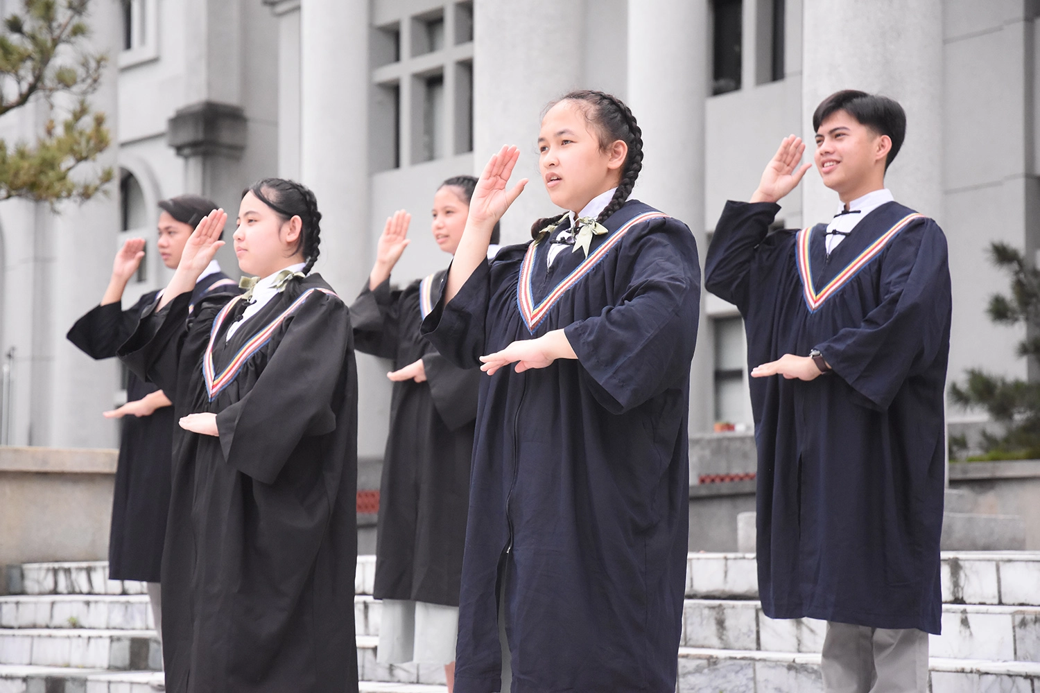 菲律賓學生透過手語演繹「立願文」，向師長傳達感謝之意。