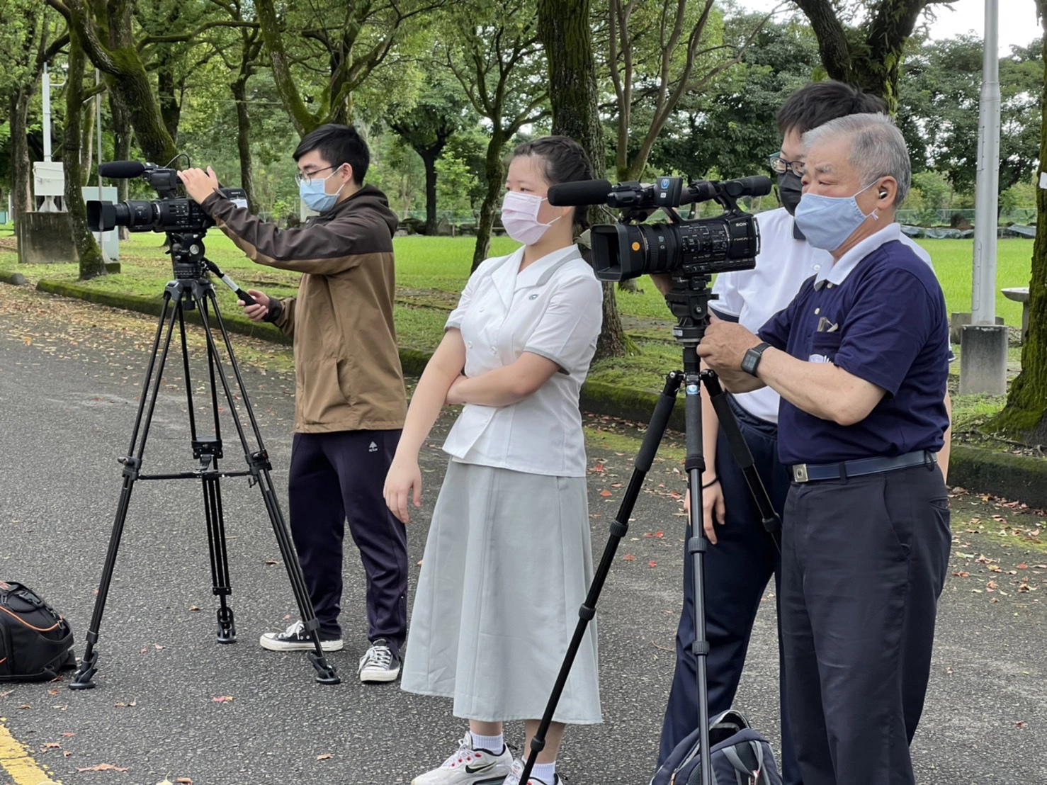 今年手語演繹，專程邀請人文真善美志工張義川（右）掌鏡拍攝。