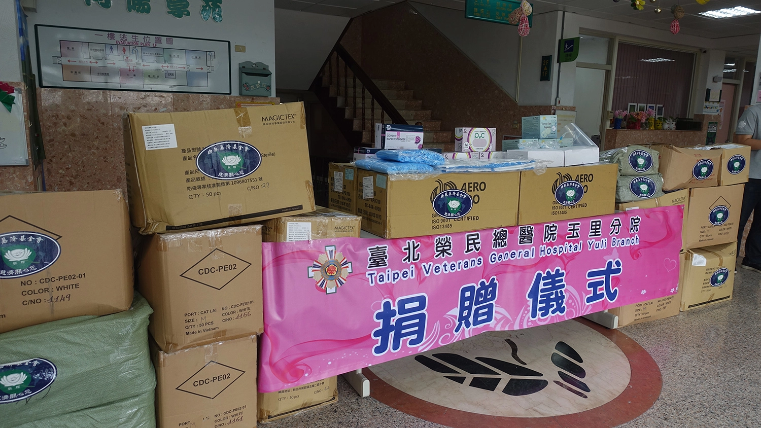 慈濟贈一批防疫物資給台北榮民總醫院玉里分院，6月10日舉行捐贈儀式。(攝影：陳誼謙)