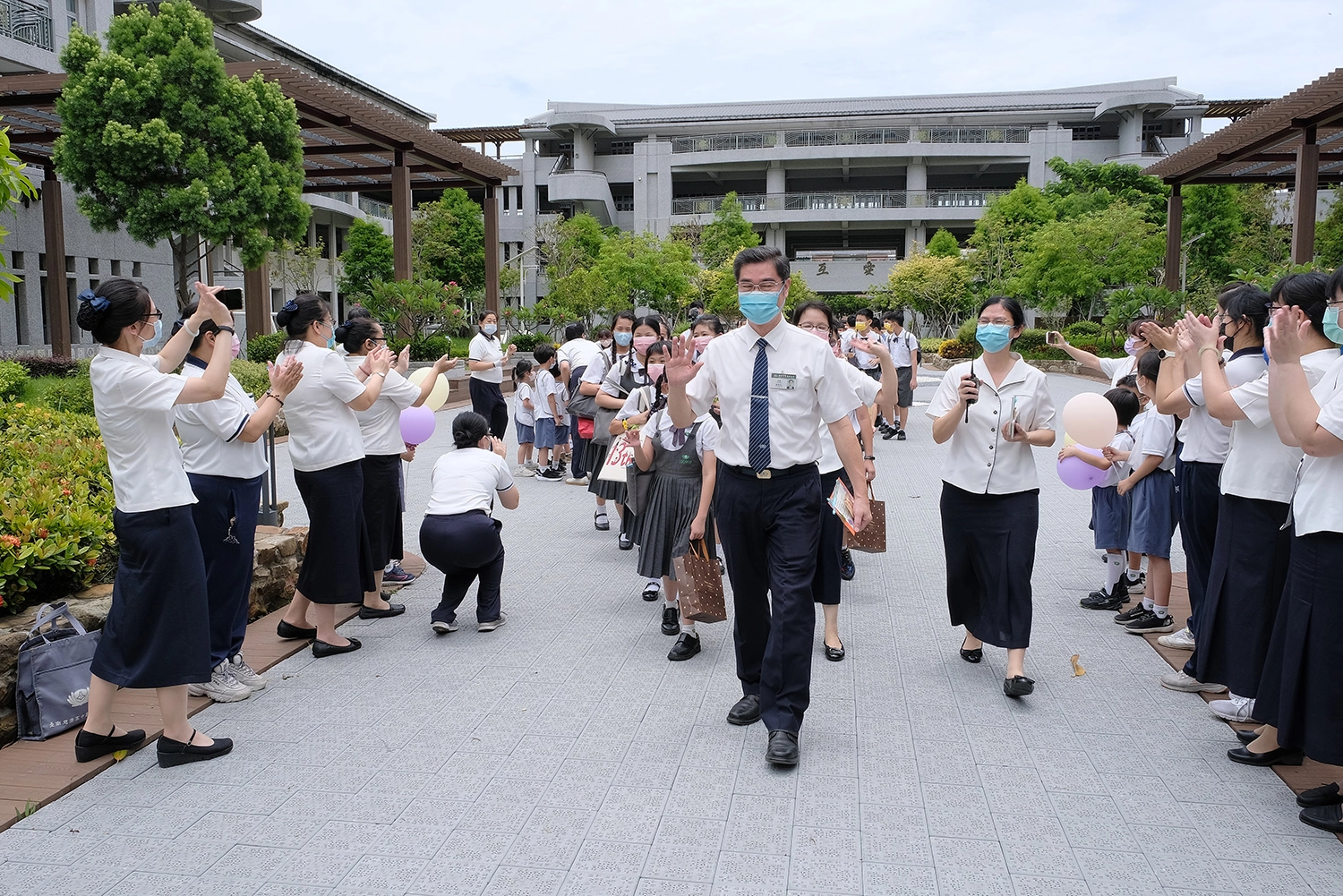 在師長及學弟妹們夾道歡送的掌聲中，畢業生們帶著滿滿的祝福踏上新的旅程(陳天和 攝)