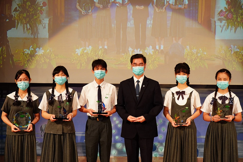 姚智化校長與五位師公上人獎獲獎者陳曦、鄭綺紜，陳宥方、陳柏霖，顏絜儀合影。