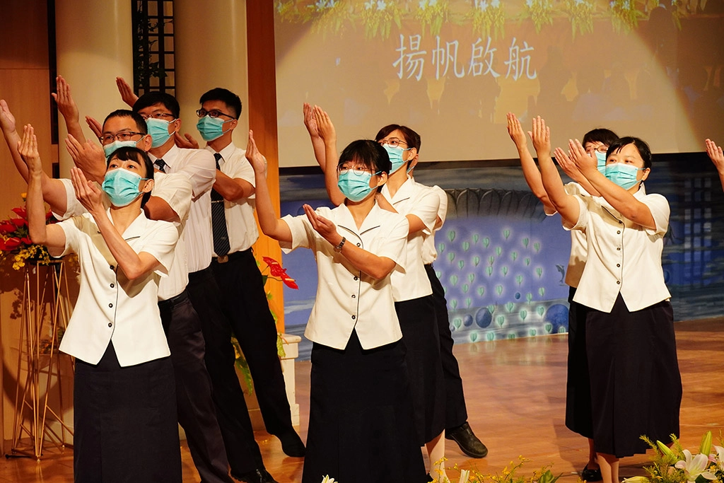由姚智化校長以及所有的畢業班導師， 以「叮嚀」表達對所有畢業生的祝福。