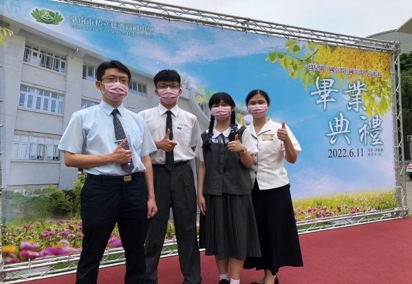 幸福慈濟家庭有同為畢業生陳柏睿及陳宥方兄妹，慈誠爸爸(陳岳男師兄)、  身為師長及畢業生家長(顏秀雯老師)。