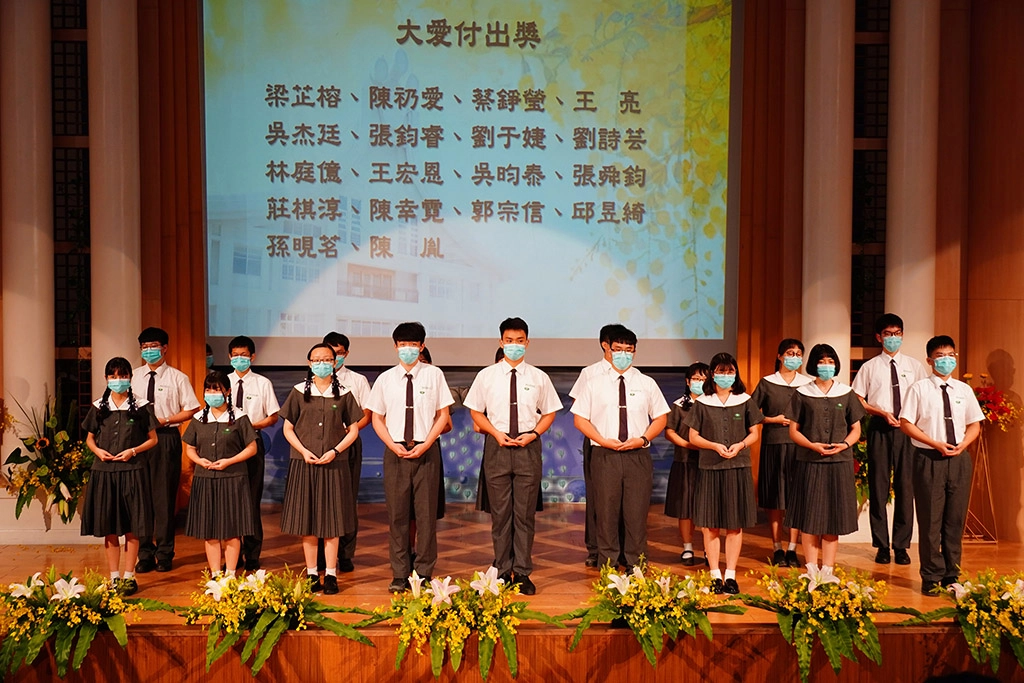  臺南慈中人文教育展良能，眾多畢業生透過志工服務，獲得大愛付出獎的殊榮。