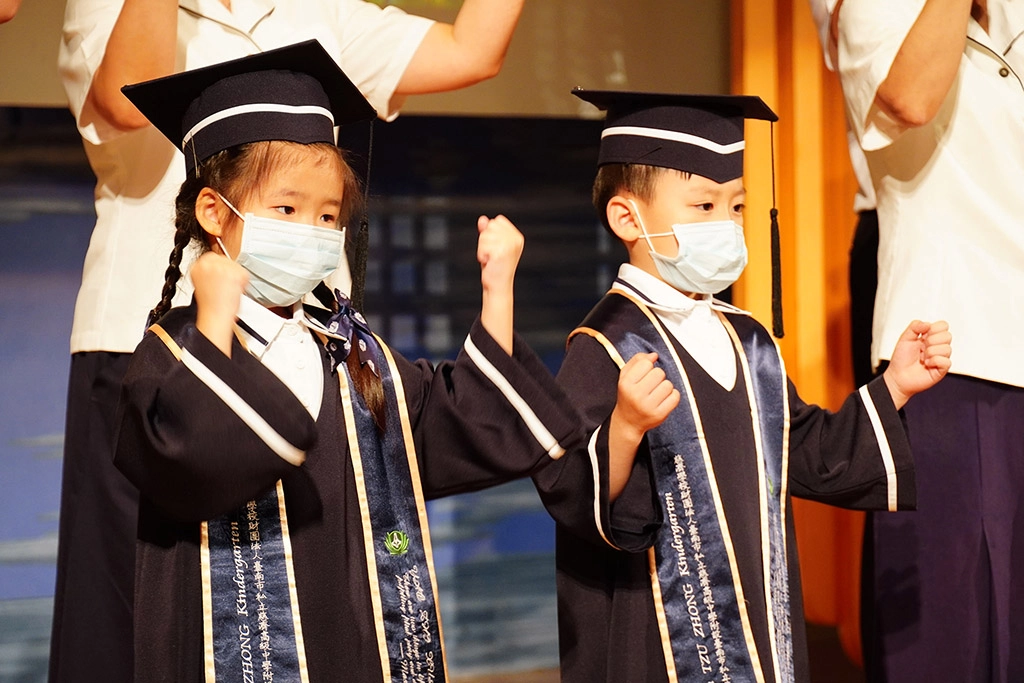 臺南慈中幼兒園用心規劃了專屬的畢業學士服及獨特的榮譽帶，讓畢業生備感榮耀。