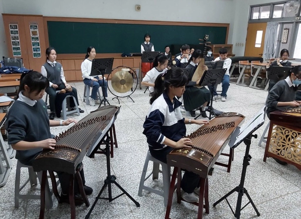 學習壓力大時，透過彈古箏紓壓，棋淳也是學校國樂社一員。