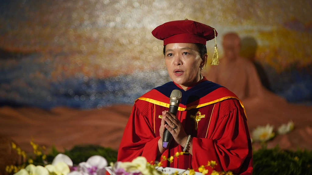 劉怡均校長期許所有畢業生「立足臺灣，庇護天下」，未來在自己的職志生涯開展當中，都能付出自己的專業與時間，與社會的大衆能夠合和互協，共同爲全體人類的身心健康，以及世界和平而努力。
