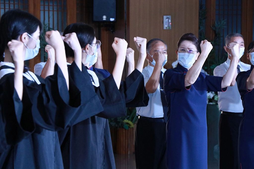 畢業生們與慈懿會共同演繹「答案」，呈現四年來慈懿會的陪伴。