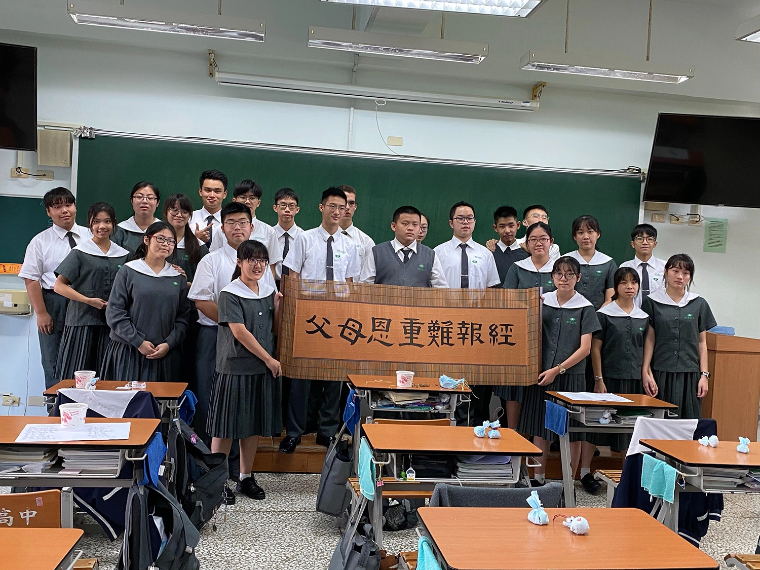 感恩父母及臺南慈中所遇到的人們帶給我六年相當平穩快樂的生活，於我而言的幸福感大。