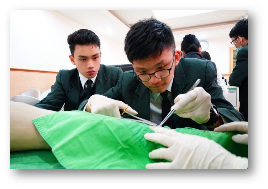 臺南慈中青年醫療體驗營，柏叡在醫療營隊探索自我 見證愛的足跡。