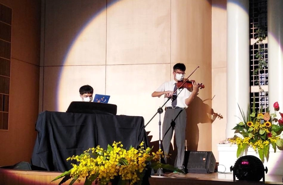 參與今年慈中畢業歌曲「青春的那一頁」負責小提琴伴奏。