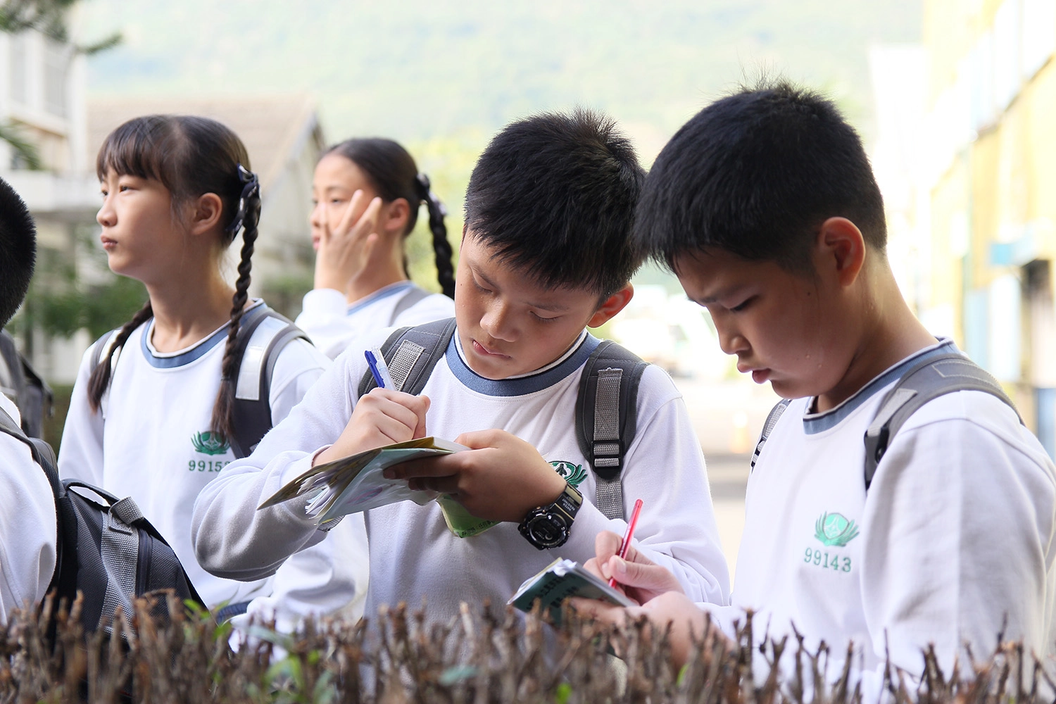 小六參加與四川韓灘慈濟小學人文交流活動，上街頭宣導環保-垃圾不落地，地球更美麗！