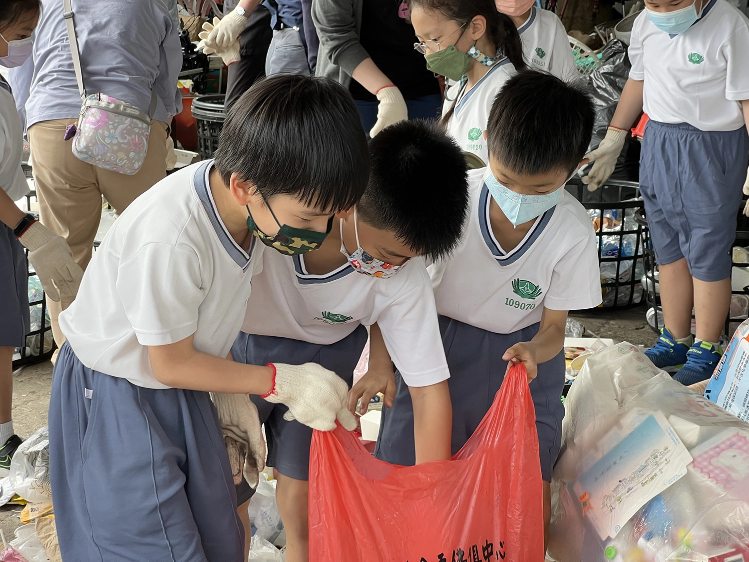 孩子們在環保站學習分類，親自動手更能了解環保的重要。