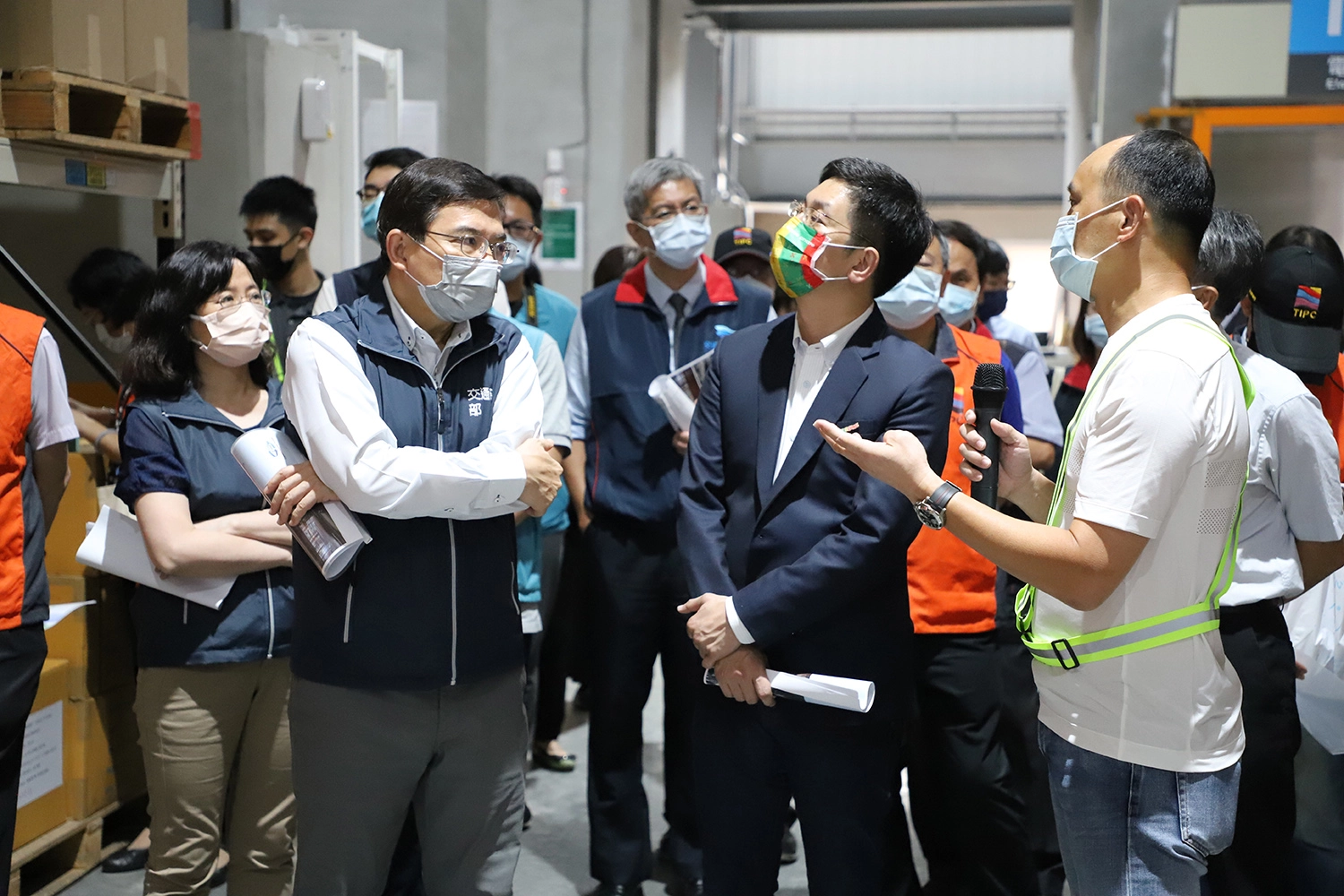 交通部王國材部長視察基隆港建設。