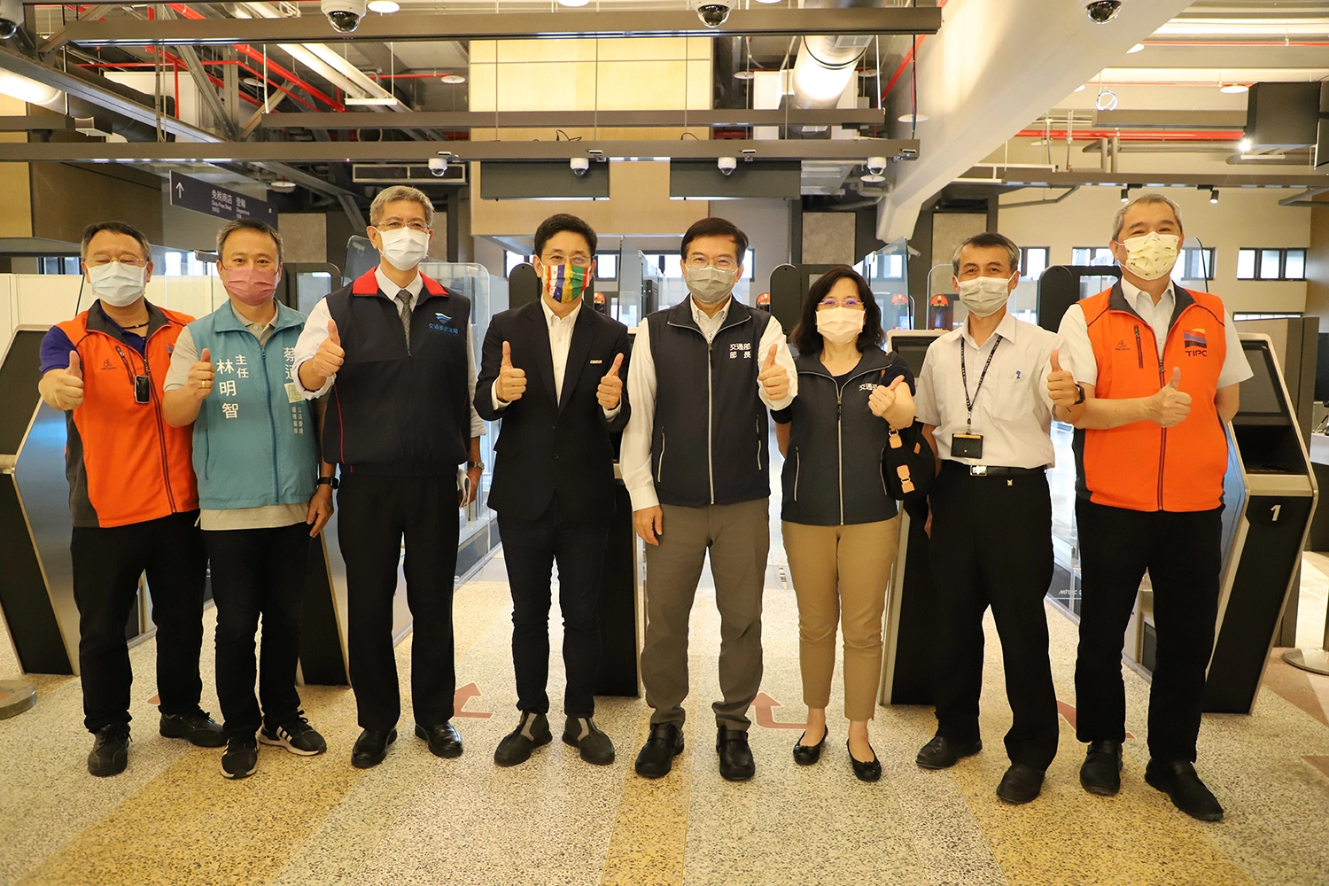 交通部王國材部長視察基隆港建設。
