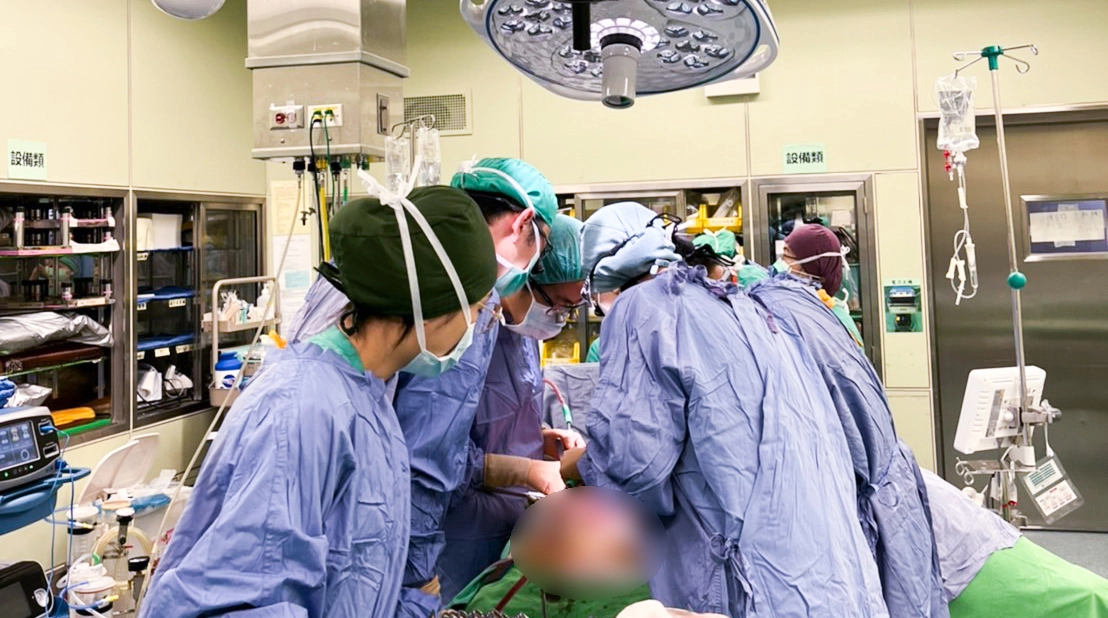 為了順利完成手術，花蓮慈院出動三位主治醫師和三位住院醫師，以及麻醉、護理、行政團隊等前後超過十五位同仁共同進行。