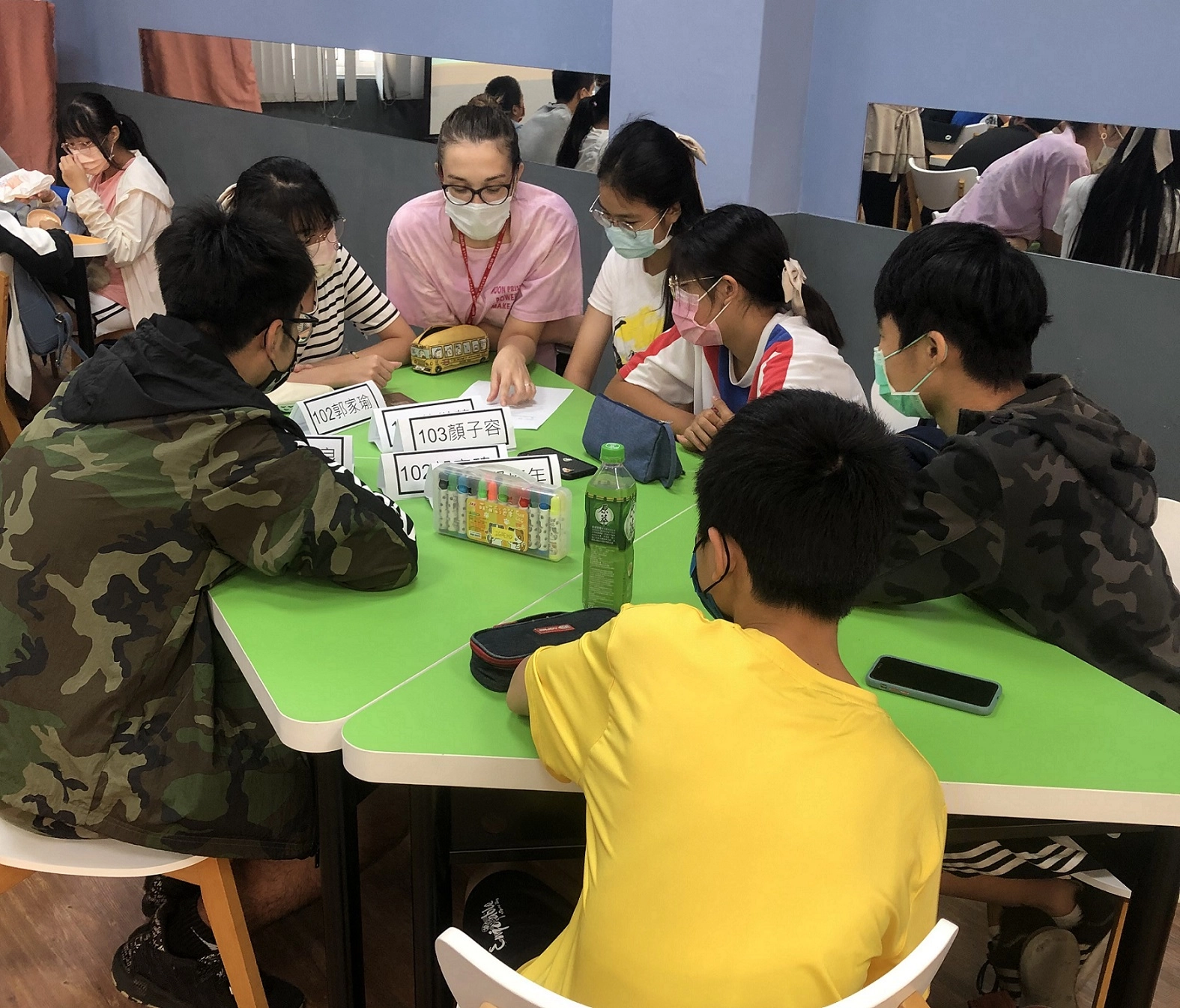 國立中山大學雙語營隊各組討論永續發展目標議題融入。