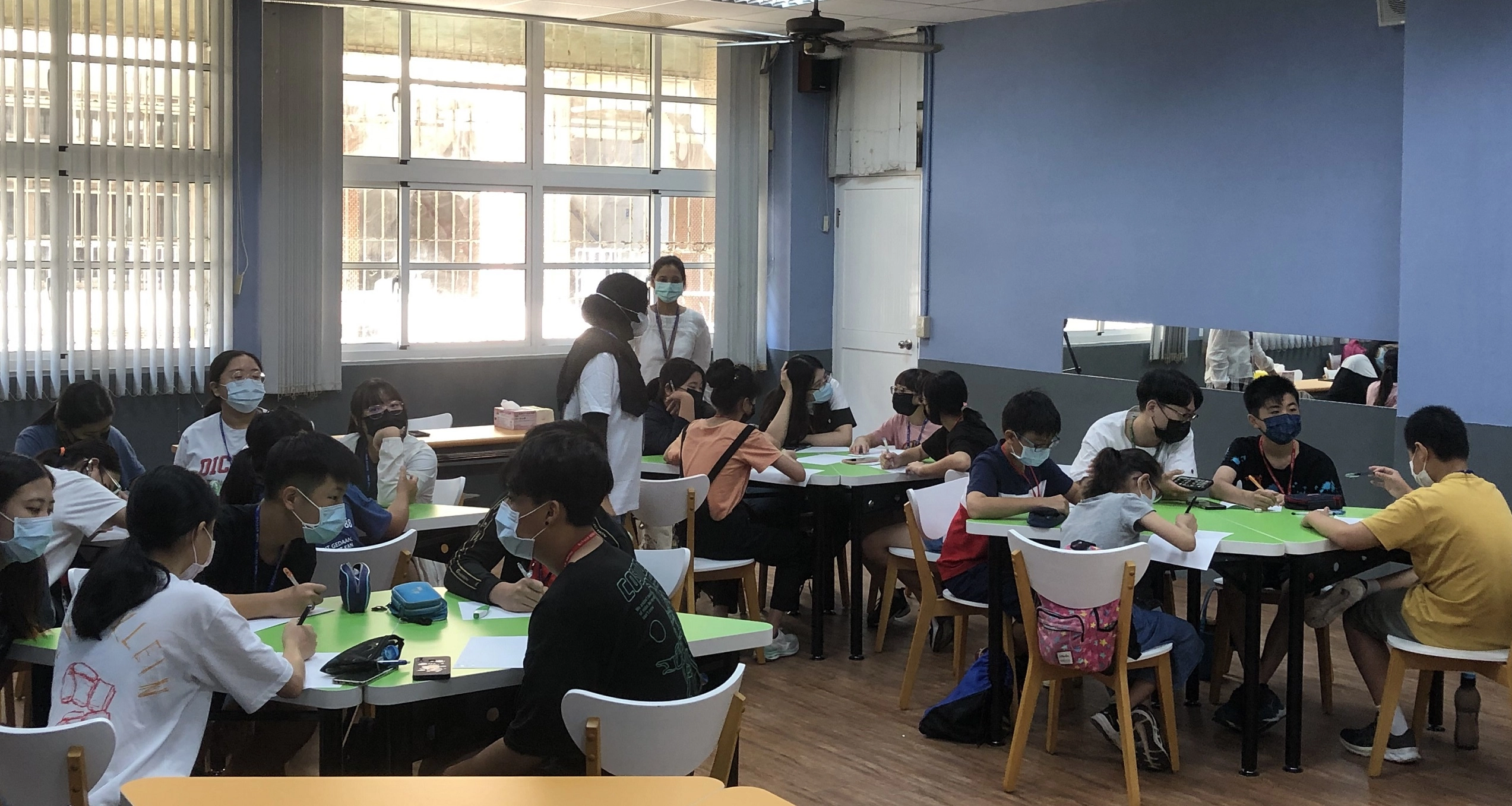 國立中山大學於旗津國中辦理雙語營隊，探討國際永續發展目標。